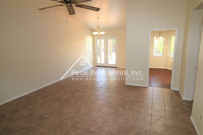 Foto del edificio - Very Nice 3bd/2ba Citrus Heights Home with...