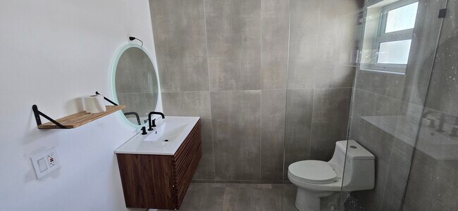 Baño reformado - 201 NE 2nd Ave