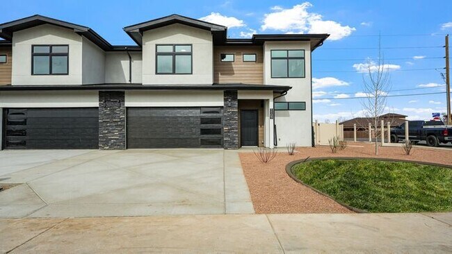Foto del edificio - Brand-New Luxury Duplex with Monument Views in Fruita!