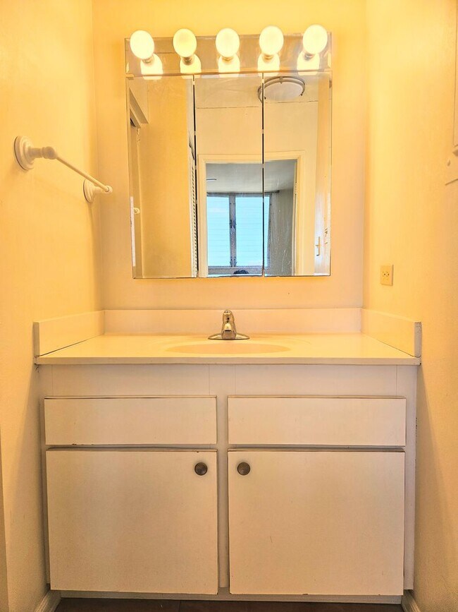 Foto del edificio - Punahou Pulelehua 2 Bedroom 1 Bathroom 1 Parking 15th Floor Condominium