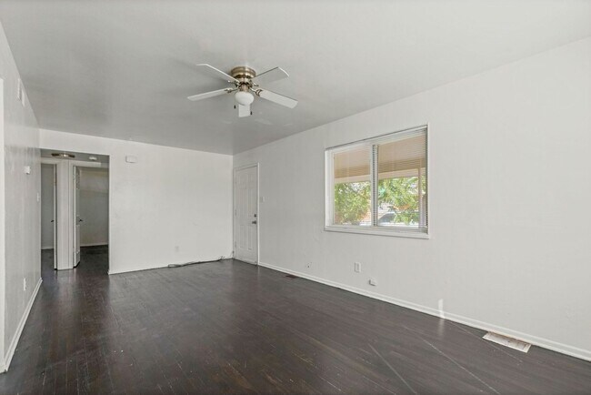 Foto del edificio - 975-977-979 S Lowell Blvd