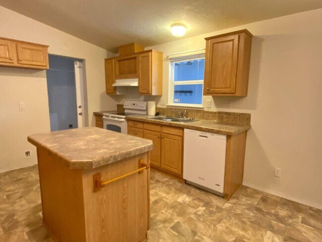 Building Photo - 230 Oak Leaf Ln