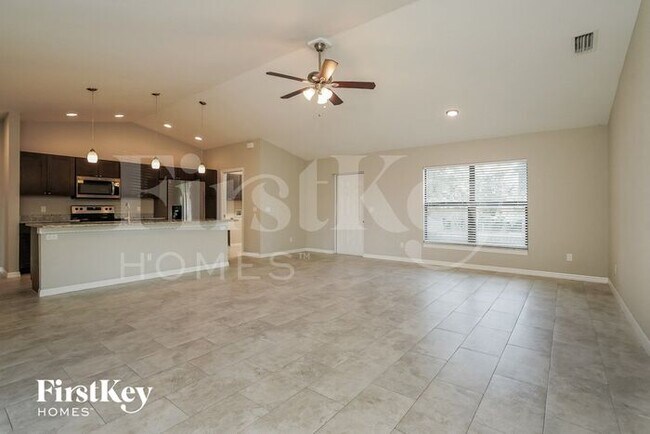 Building Photo - 18536 Spruce Dr W