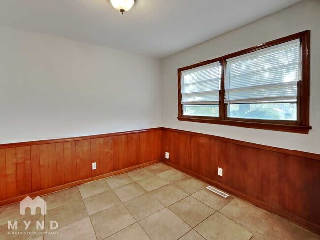 Foto del edificio - 1966 S Mayfair Ave