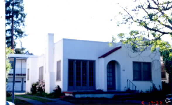 Building Photo - 146 Birch St