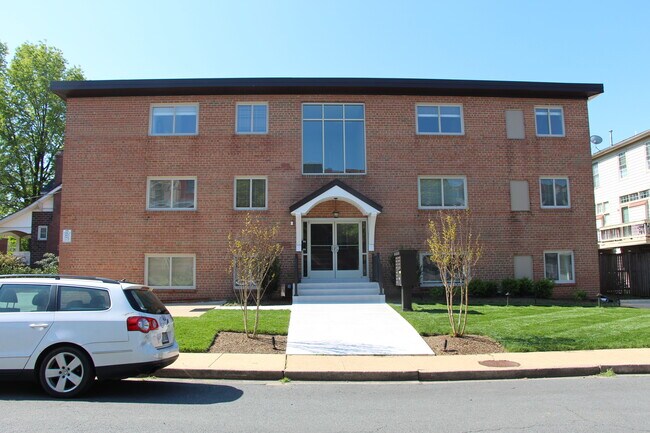 Building Photo - 3100 9th Rd N