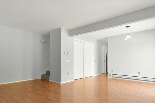 Building Photo - Lovely end unit at Newport Townhome move i...