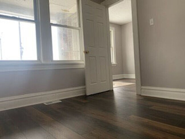 Building Photo - Cozy 3 Bedroom Off Broadway