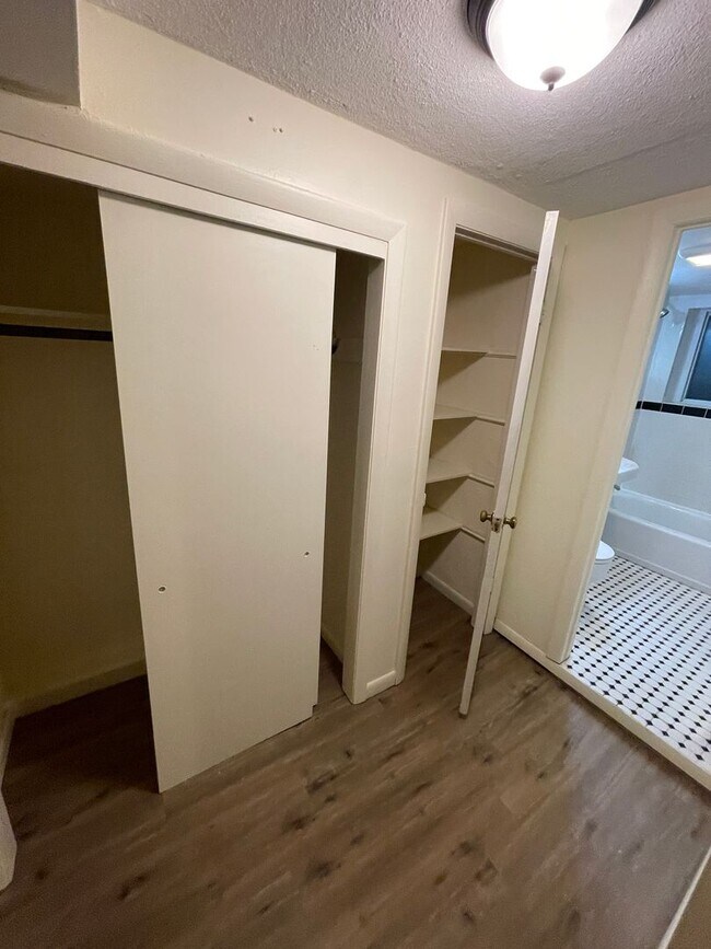 Building Photo - One bedroom with Heat & Parking