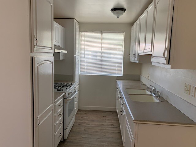 Foto principal - 4860 Canoga St