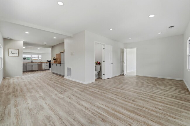 Building Photo - 1566 NW 9th Ave