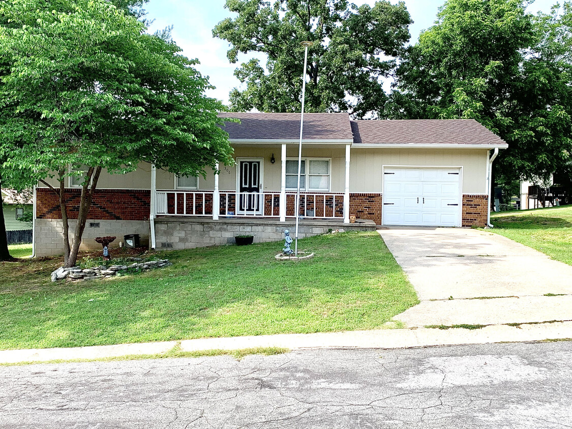 Primary Photo - 306 Larry Pl