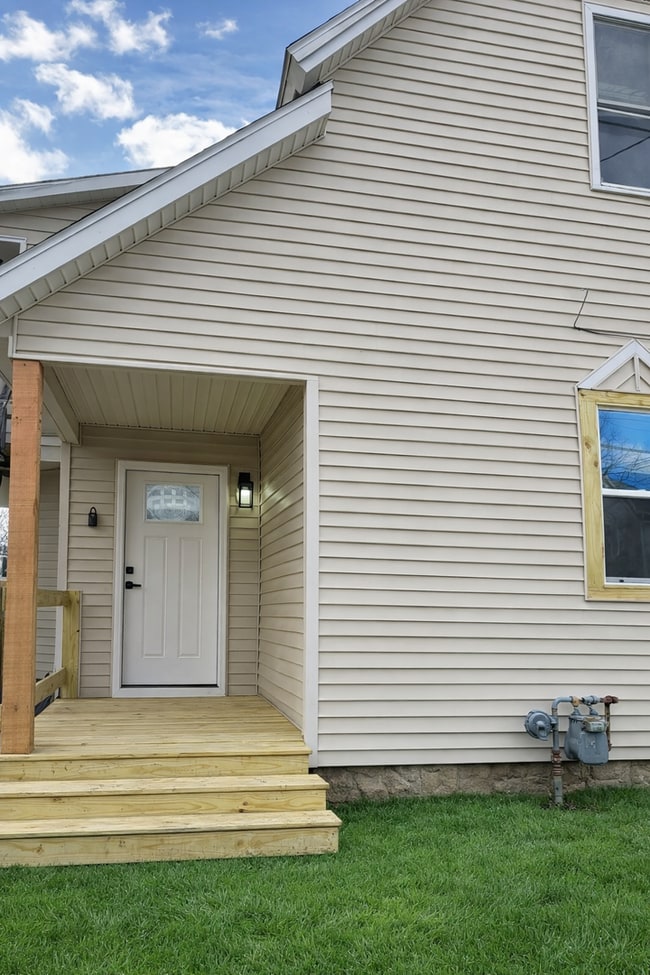 Building Photo - 933 1/2-933 1/2 W Wayne St