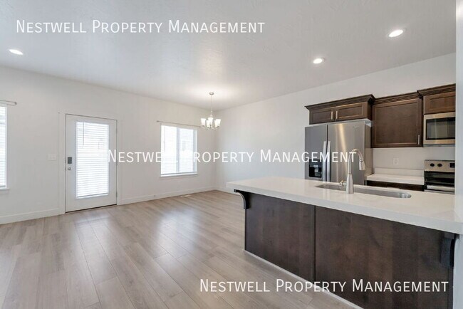 Building Photo - 7235 N Red Clover Way