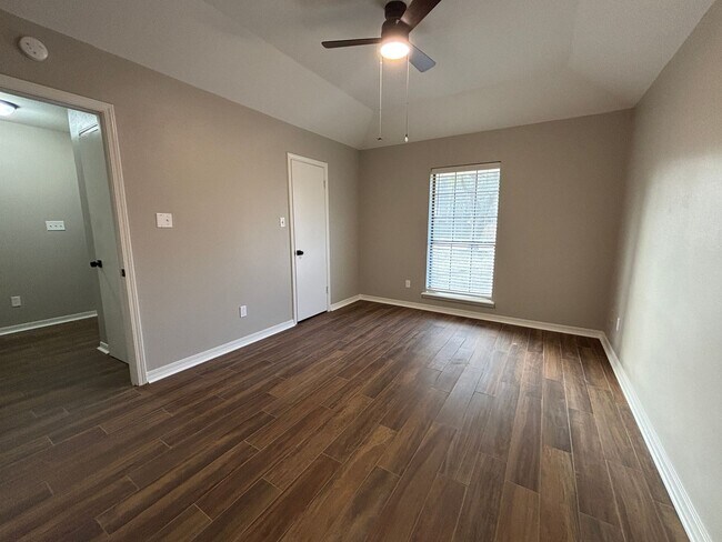 Foto del edificio - THIS HOME IS READY TO STEAL YOUR HEART WITH IT'S CHARM.