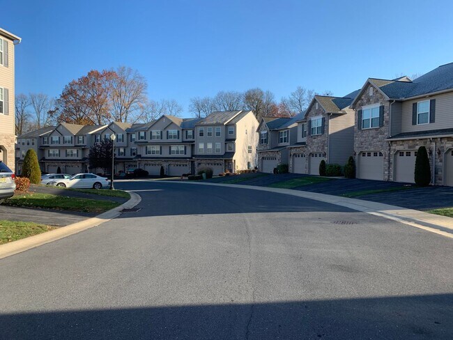 Foto del edificio - 3 Bedroom 3 Story 2.5 Bathroom Town-Home F...
