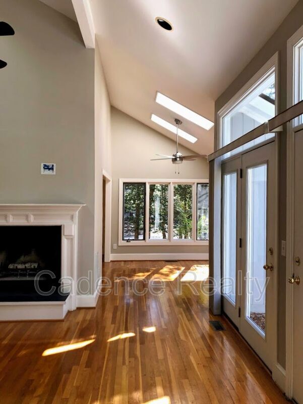 Foto del edificio - 1016 Creekside Ln