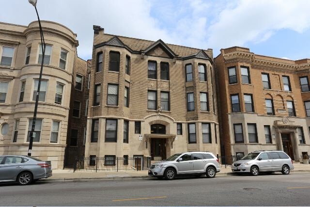 Primary Photo - 901 W Montrose Ave