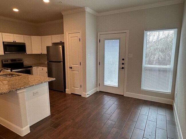 Building Photo - Beautiful Townhome Convenient to Randolph, New Braunfels, and more