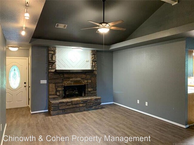 Building Photo - 3 br, 2 bath House - 420 E Maple St