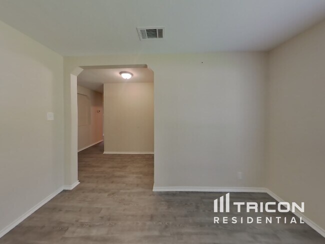 Building Photo - 1027 Creek Knoll