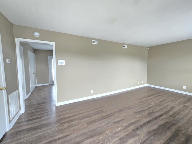 Foto del edificio - 351 Peabody Dr