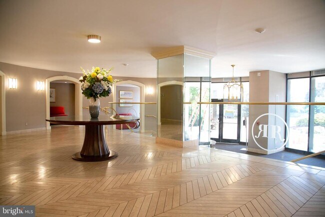 Foto del edificio - 8350 Greensboro Dr
