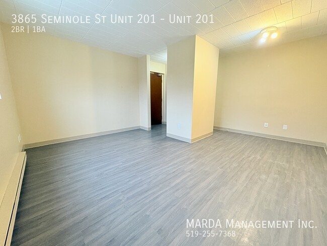 Building Photo - BRIGHT & SPACIOUS 2BEDROOM/1BATH UNIT ON S...