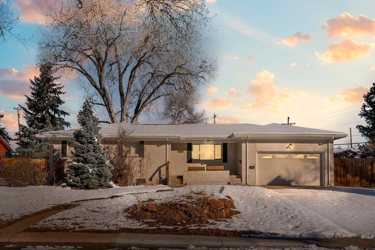 Primary Photo - Charming 3 BR 3 bath home with non-conform...