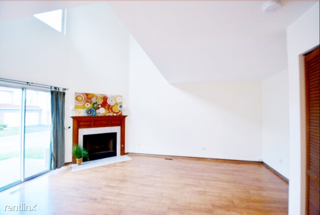 Building Photo - 724 E Whispering Oaks Dr