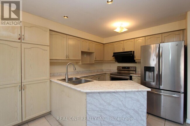 Building Photo - 749 Bur Oak Ave