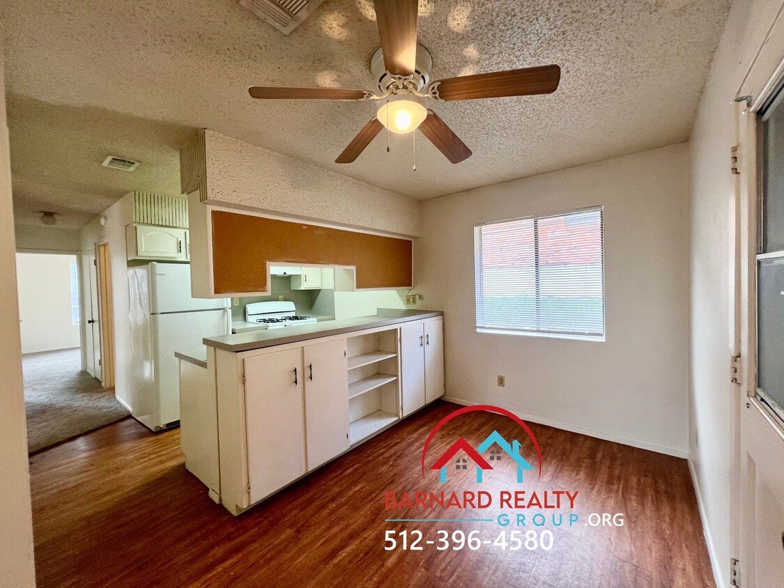 Foto principal - Available Now: 2 bed/1 bath duplex with ca...