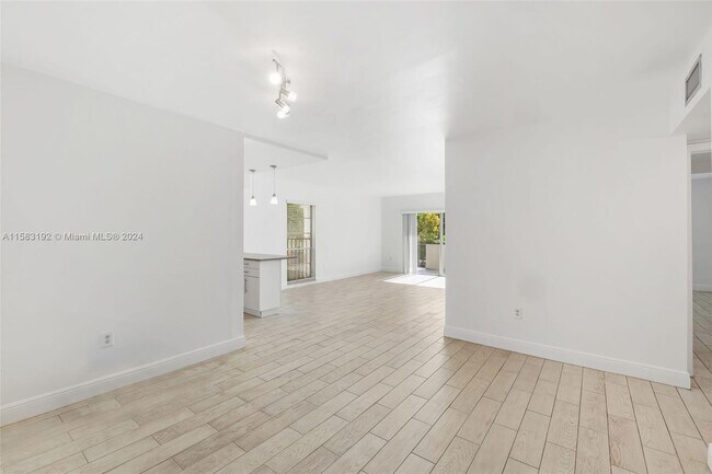 Foto del edificio - 6886 N Kendall Dr