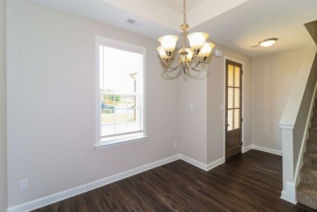 Foto del edificio - Now Leasing a 4 bedroom 2.5 bath home in M...