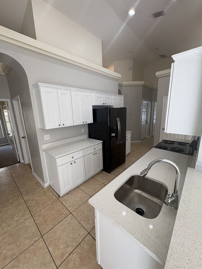 Building Photo - Spacious 4 Bedroom Home Near UCF