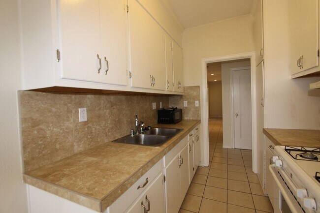Foto del edificio - Gorgeous 2 bedroom 1 bathroom downstairs apartment available May 1, 2026 with a MOVE IN SPECIAL