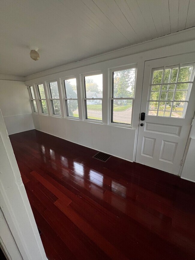 Foto del edificio - Two Bedroom One Bathroom Available in Batt...