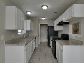 Building Photo - 2802 N Spring Dr