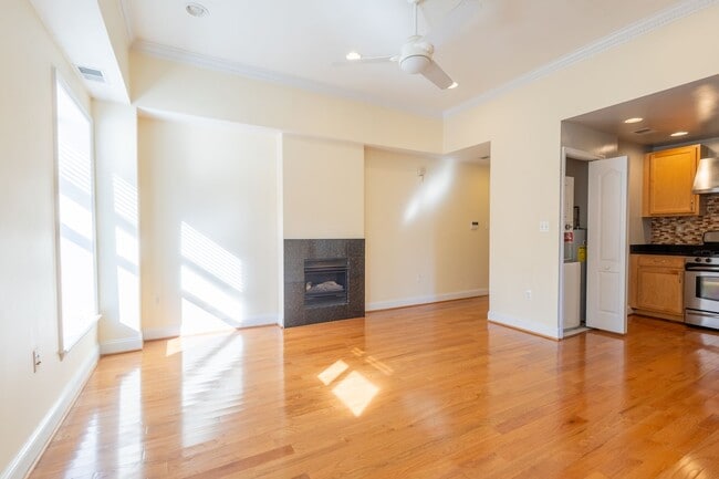 Building Photo - Amazing 2 BR/1 BA Condo in Petworth!