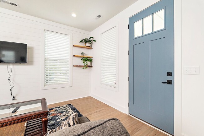 Building Photo - Application Pending! 2BR Charmer with Fenc...