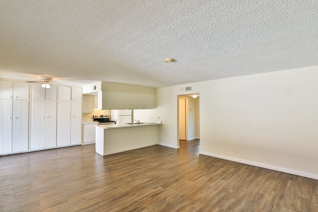 Building Photo - 1024 N 85th Pl