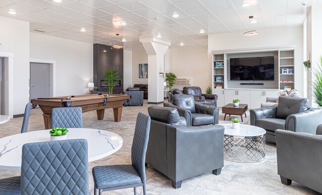 Salon et cuisine des résidents du Sage 60 ; bâtiment exclusif pour les 55 ans et plus - Sage Hill Views