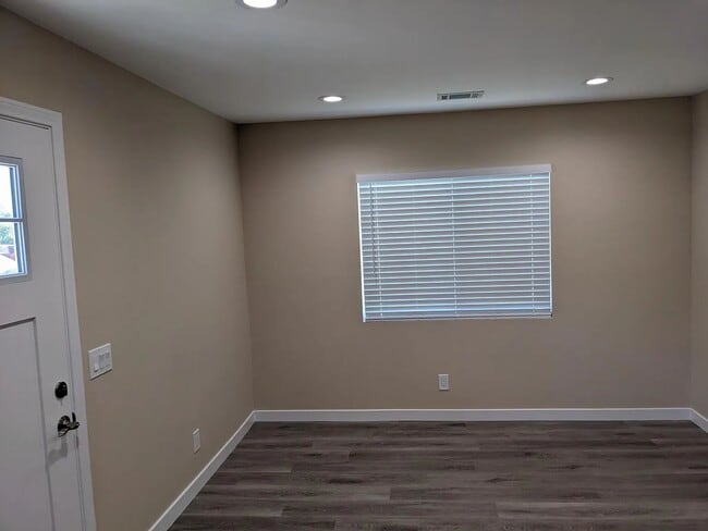 Building Photo - Unit B