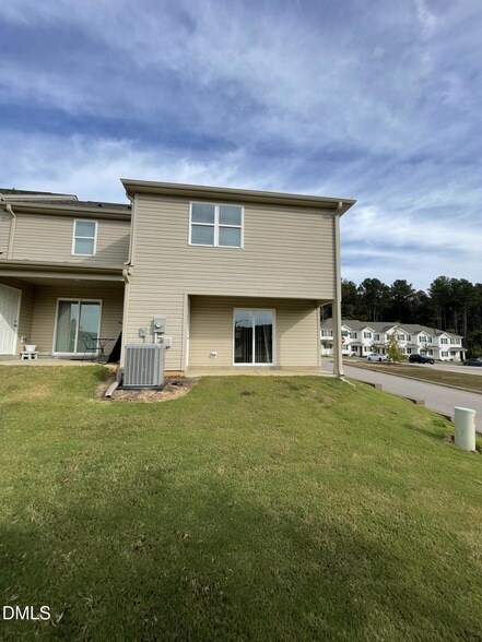 Foto del edificio - 2021 Wiggins Village Dr