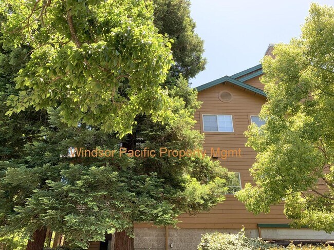 Building Photo - New Price ! Top Floor Corner Unit In Desir...
