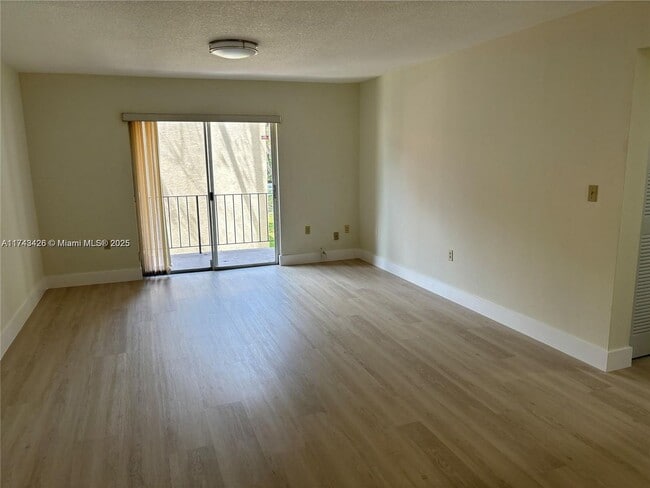 Foto del edificio - 10744 N Kendall Dr