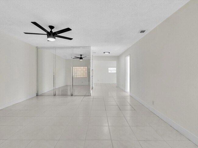 Foto del edificio - 6661 Meade St