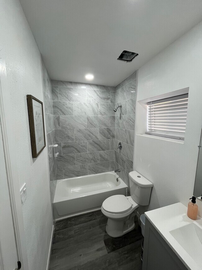 Foto del edificio - 1204 Sawmill Rd NW