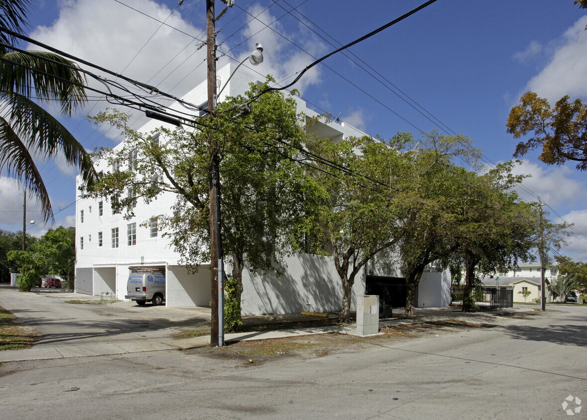Building Photo - 790 NE 128th St