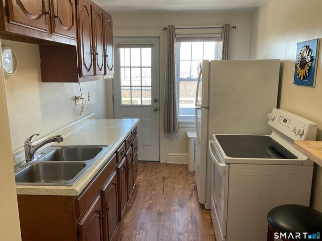 Foto del edificio - 405 Mohegan Ave Pkwy